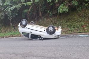 Palio capota após colisão contra barranco no bairro Souza Cruz