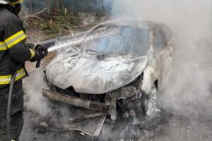 SUSTO: Carro é destruído por incêndio na Serra Dona Francisca