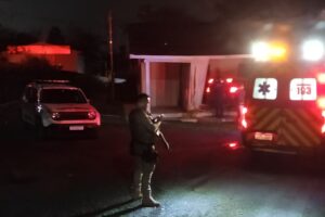 Motorista foge da PM, atinge residência com carro e desaparece em Ituporanga