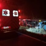 Mulher sai ilesa após capotamento de caminhonete no Planalto Norte de SC