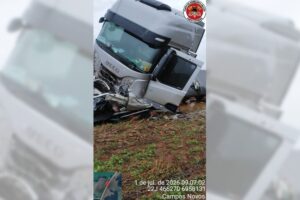 Colisão entre carro e carreta deixa cinco mortos na BR-470, em Campos Novos