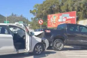 VÍDEO: Colisão entre carro e caminhonete deixa motorista ferido em Brusque