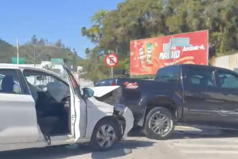 VÍDEO: Colisão entre carro e caminhonete deixa motorista ferido em Brusque