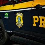 Dois homens morrem após motocicleta sair da pista e atingir poste na BR-163