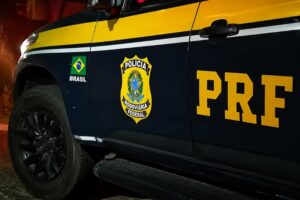 Dois homens morrem após motocicleta sair da pista e atingir poste na BR-163