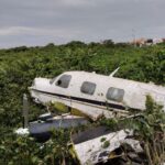 Avião de pequeno porte cai na restinga de Navegantes e deixa dois em estado graves