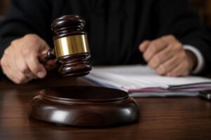 Homem tem condenação centenária por matar ex e enteado de 8 anos que tentou defender a mãe