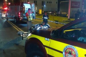Pedestre fica gravemente ferido após ser atropelado por motocicleta em Blumenau