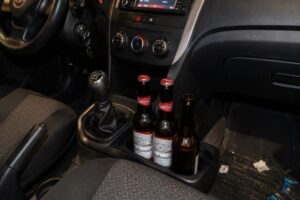 Motorista é preso após ser encontrado dormindo em carro ligado no meio da pista em Brusque