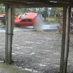 VÍDEO: Homem escapa por segundos de carro que capotou após bater em trator