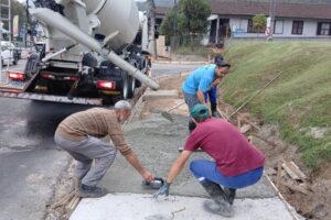 Conserto de calçadas na Avenida Primeiro de Maio mobiliza 684 horas de trabalho