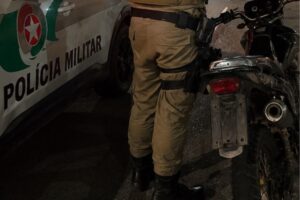 PM apreende motocicleta sem placa e conduz adolescente à delegacia, em Brusque