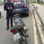 Motocicleta é removida pela GTB após fiscalização identificar série de irregularidades