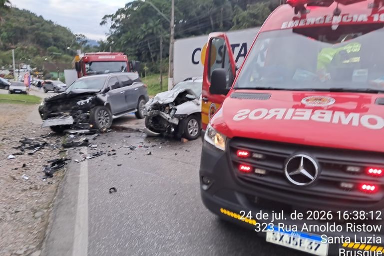 Batida frontal na rua Arnoldo Ristow deixa vítima em estado grave