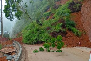 Deslizamento de terra interdita trecho na Planície Alta, em Guabiruba