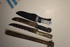 Casal é preso após ameaças, agressões e apreensão de facas em Itajaí
