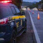 Grave acidente causa bloqueio parcial e congestionamento na BR-101, em Penha