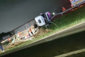Motorista de 78 anos morre após tombamento de caminhão na BR-101 em Tubarão