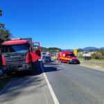 Jovem de 18 anos fica ferido após carro atingir traseira de carreta na BR-470