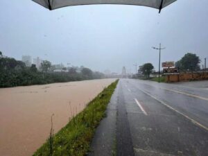 Rio Itajaí-Mirim pode chegar a 4,70 metros e Defesa Civil alerta para alagamentos