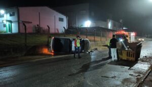 Motorista bate em caçamba de entulho durante a madrugada em Brusque