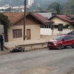 Colisão frontal deixa motociclista ferido em Brusque