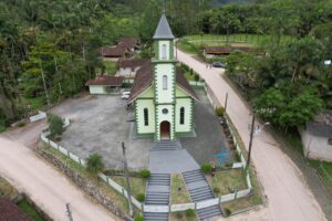 Igreja histórica de Guabiruba mobiliza campanha para reforma emergencial do telhado; saiba como ajudar
