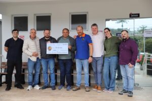 Moto Clube Dragões da Trilha doa R$ 10 mil à Associação Hospitalar de Guabiruba