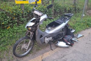 Motociclista fica ferido após colisão com carro no Centro 2, em Brusque