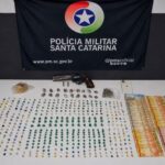 Operação contra o crime organizado termina com três detidos e apreensão de arma e drogas em Itajaí