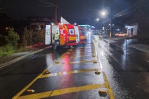 Homem tropeça na calçada, cai na pista e é atropelado em São Bento do Sul (SC)