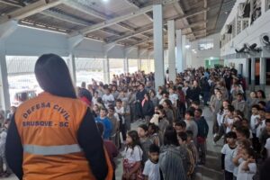 Defesa Civil realiza simulação de incêndio em escola de Brusque
