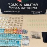 PM apreende drogas e mais de R$ 37 mil durante ocorrência de tráfico em Porto Belo (SC)