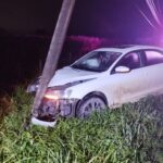 Carro bate em poste na SC-412 e deixa uma pessoa ferida em Ilhota (SC)