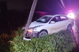 Carro atinge poste na SC-412 e deixa uma pessoa ferida em Ilhota (SC)