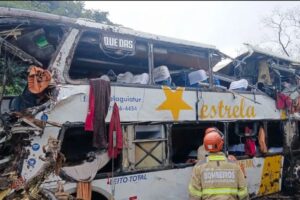 Dez pessoas morrem após ônibus tombar na BR-040