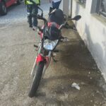 Atualização dos bombeiros: vítima tem suspeita de fratura após colisão entre caminhão e moto