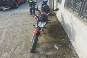 Atualização dos bombeiros: vítima tem suspeita de fratura após colisão entre caminhão e moto