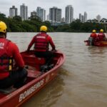Bombeiros procuram homem que caiu de embarcação durante churrasco no rio, em Itajaí