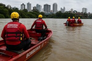 Bombeiros procuram homem que caiu de embarcação durante churrasco no rio, em Itajaí