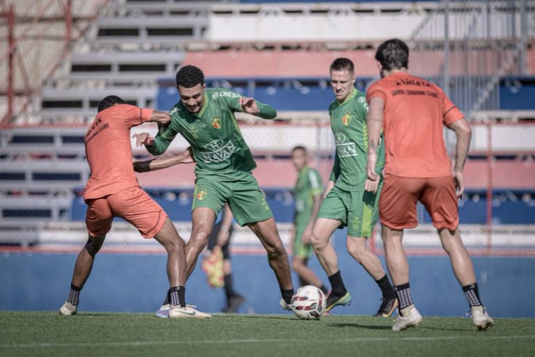 De olho no Amazonas, Bruscão trabalha organização defensiva