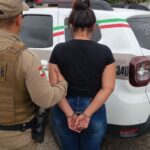 Mulher de 27 anos foragida da Justiça é presa no bairro Azambuja
