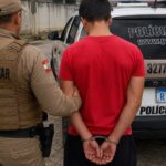 PM localiza jovem procurado pela Justiça dentro de residência em Brusque