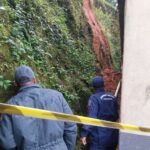 ATUALIZAÇÃO: Deslizamento soterra botijões de gás e mobiliza Defesa Civil e Bombeiros