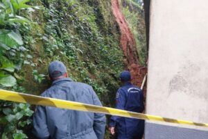 ATUALIZAÇÃO: Deslizamento soterra botijões de gás e mobiliza Defesa Civil e Bombeiros