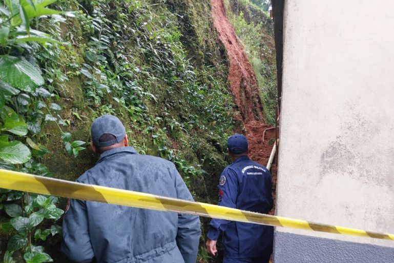 ATUALIZAÇÃO: Deslizamento soterra botijões de gás e mobiliza Defesa Civil e Bombeiros