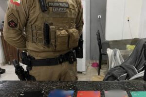 PM cumpre mandado e apreende 16 cartões bancários em residência de Tijucas