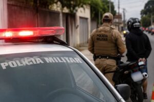 PM apreende motocicleta com divergências no chassi e motor após perseguição em Brusque