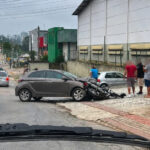 Colisão entre carro e moto deixa pessoa ferida em Brusque