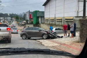 Atualização dos Bombeiros: motociclista fica ferido após colisão frontal com carro